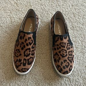 J Slides Womens Flat Heel Slip On Sneaker Cushioned Multicolor Leopard Print 8M